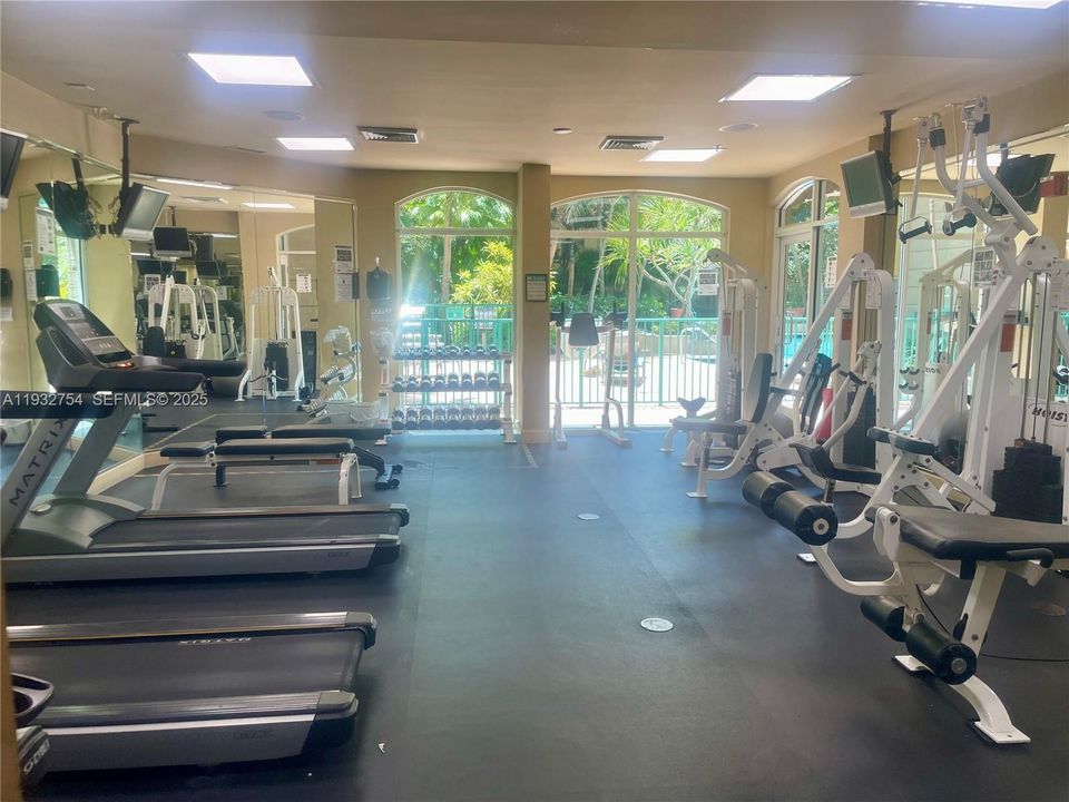 For Sale: $310,000 (1 beds, 1 baths, 652 Square Feet)