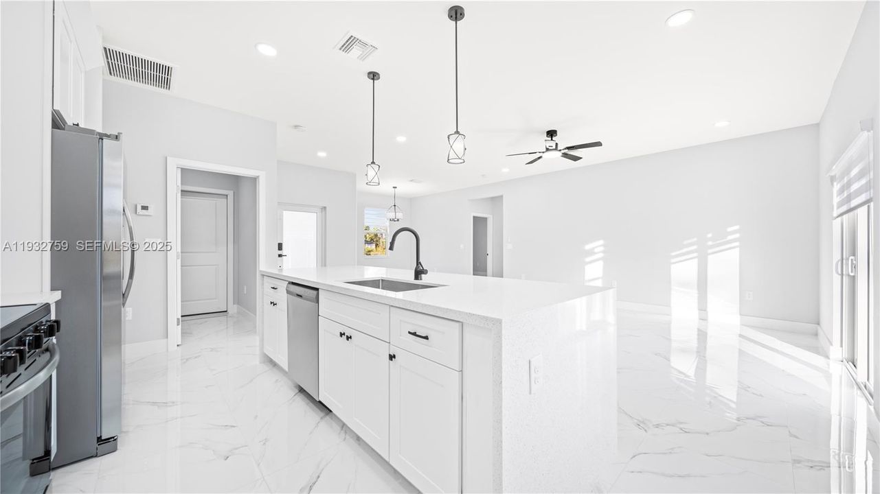 На продажу: $299,900 (3 спален, 2 ванн, 1358 Квадратных фут)