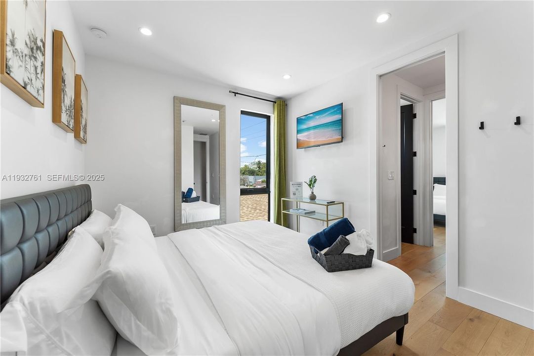 For Sale: $1,250,000 (3 beds, 2 baths, 1656 Square Feet)