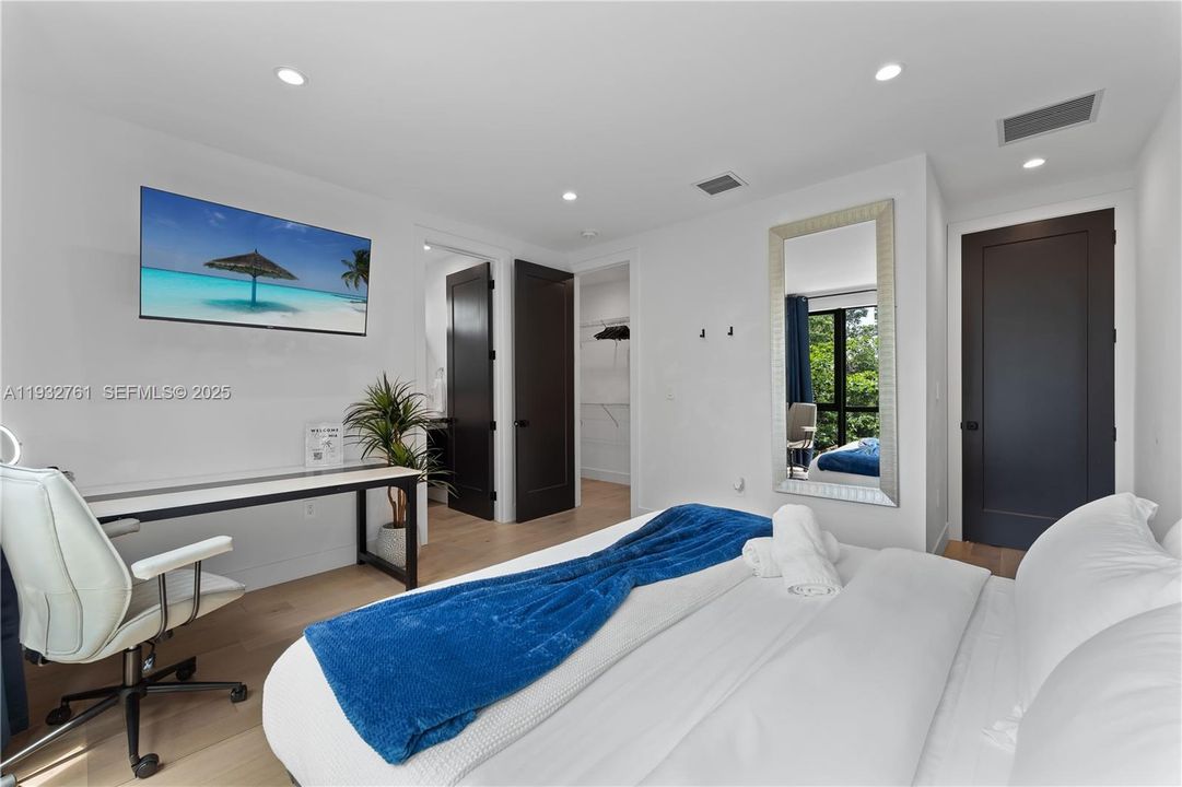 For Sale: $1,250,000 (3 beds, 2 baths, 1656 Square Feet)