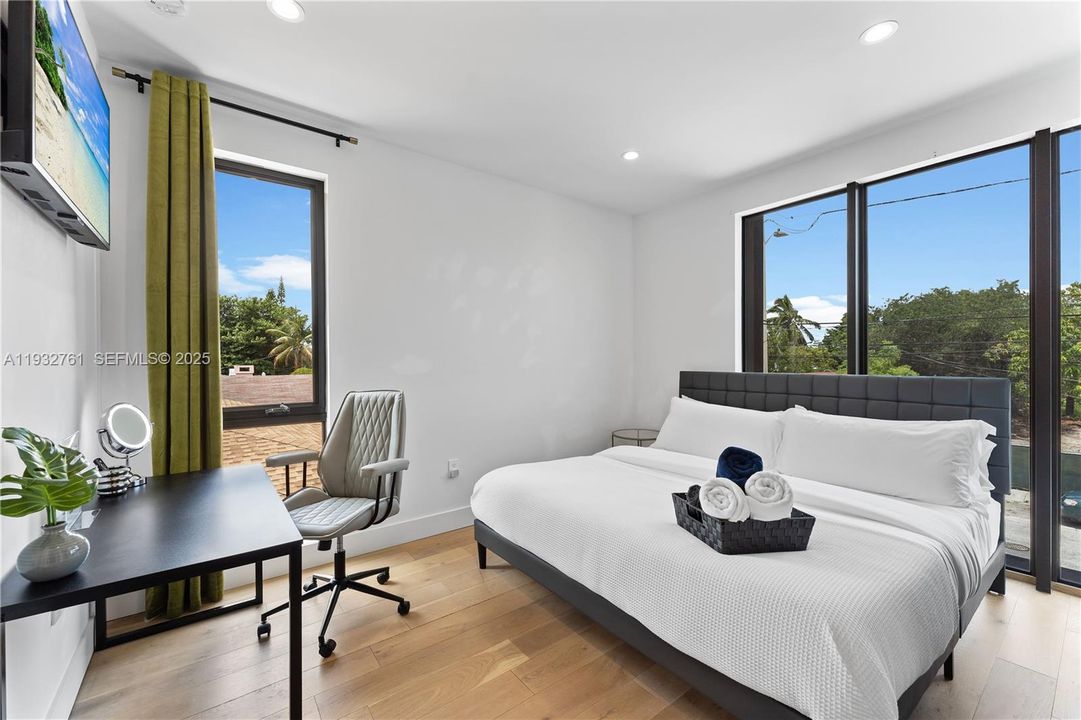 For Sale: $1,250,000 (3 beds, 2 baths, 1656 Square Feet)