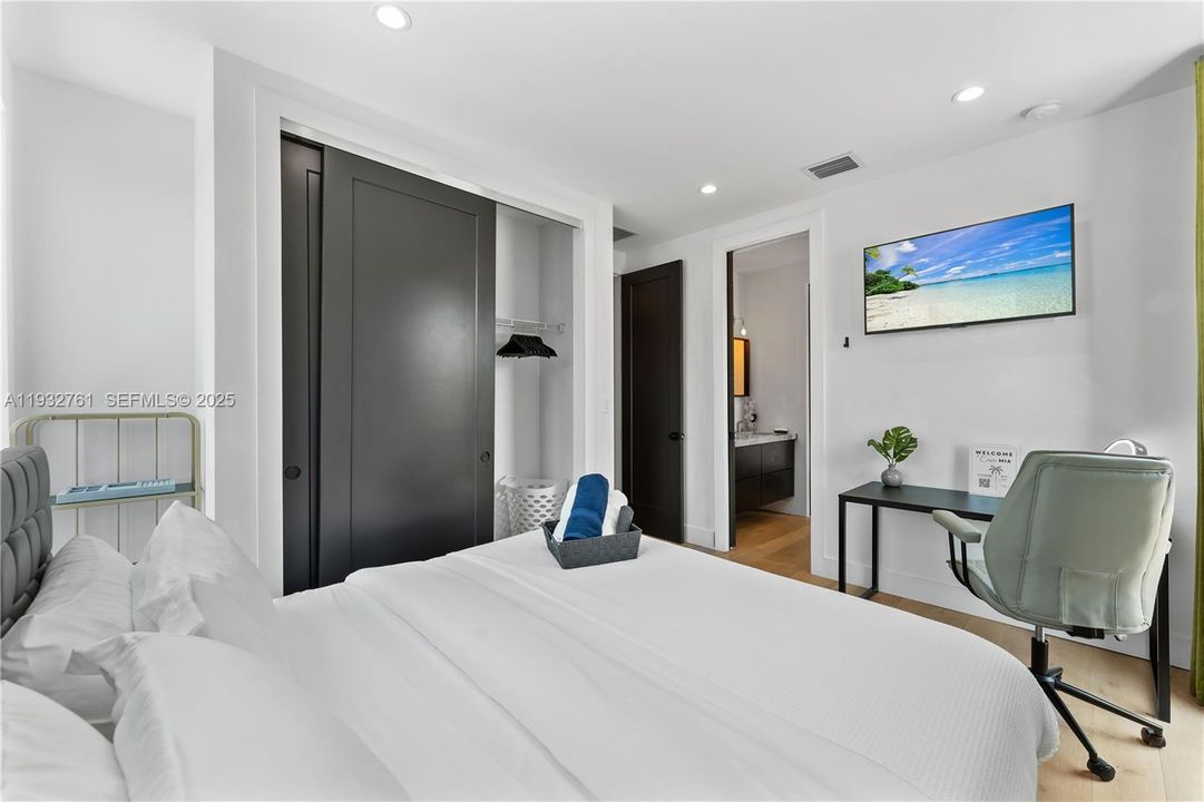 For Sale: $1,250,000 (3 beds, 2 baths, 1656 Square Feet)