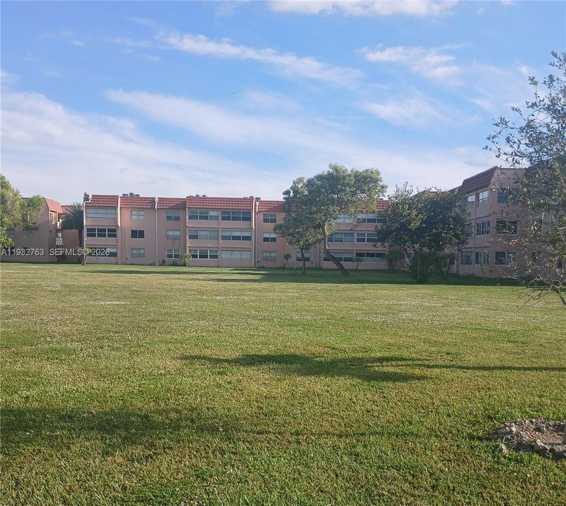 For Sale: $90,000 (1 beds, 1 baths, 640 Square Feet)