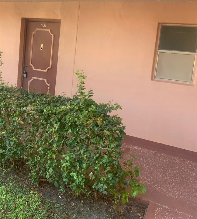 For Sale: $90,000 (1 beds, 1 baths, 640 Square Feet)