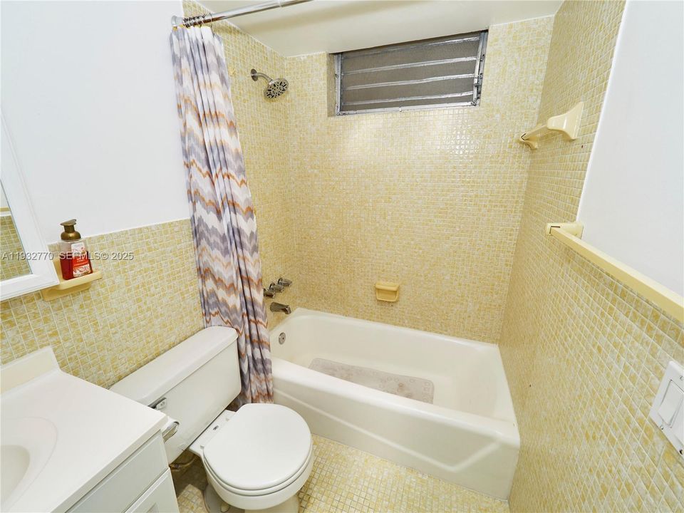 For Sale: $205,000 (1 beds, 1 baths, 768 Square Feet)