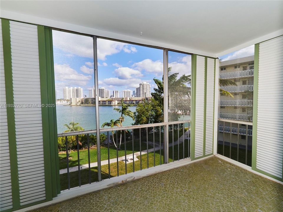 For Sale: $205,000 (1 beds, 1 baths, 768 Square Feet)