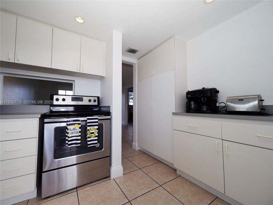 For Sale: $205,000 (1 beds, 1 baths, 768 Square Feet)