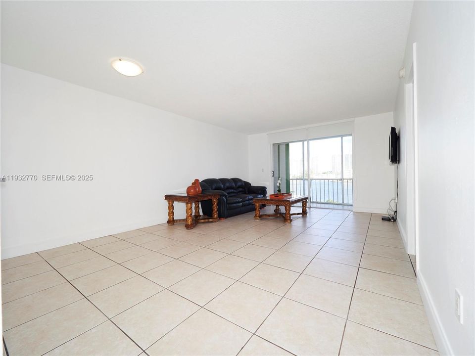 For Sale: $205,000 (1 beds, 1 baths, 768 Square Feet)