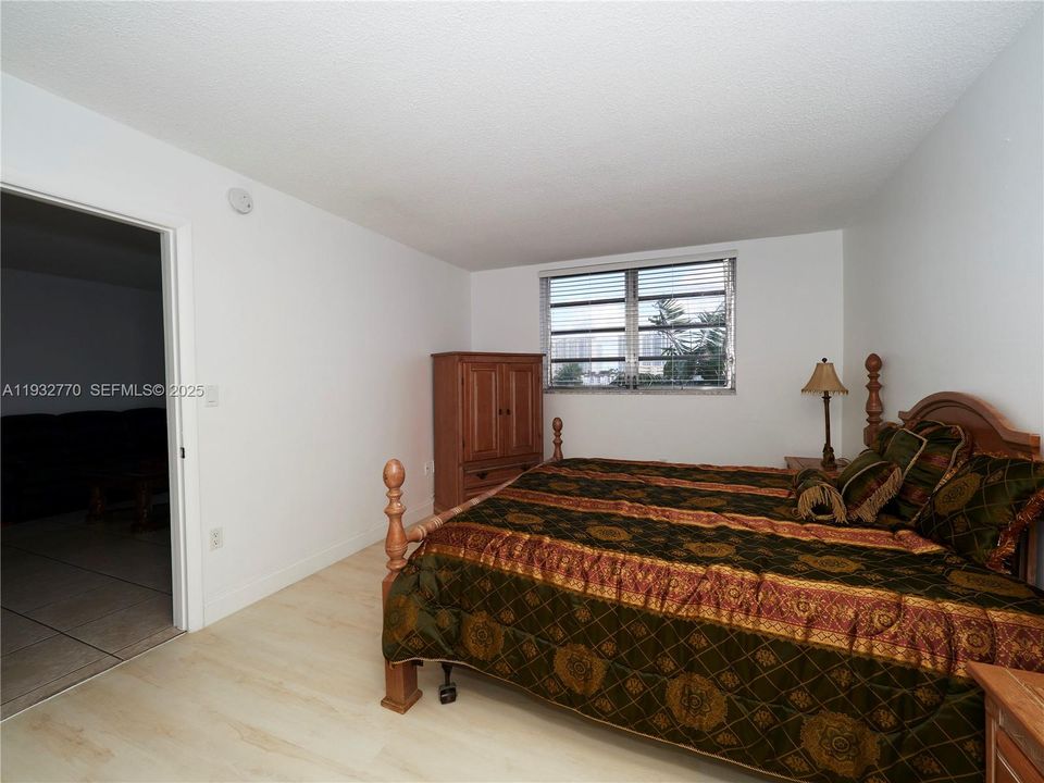 For Sale: $205,000 (1 beds, 1 baths, 768 Square Feet)