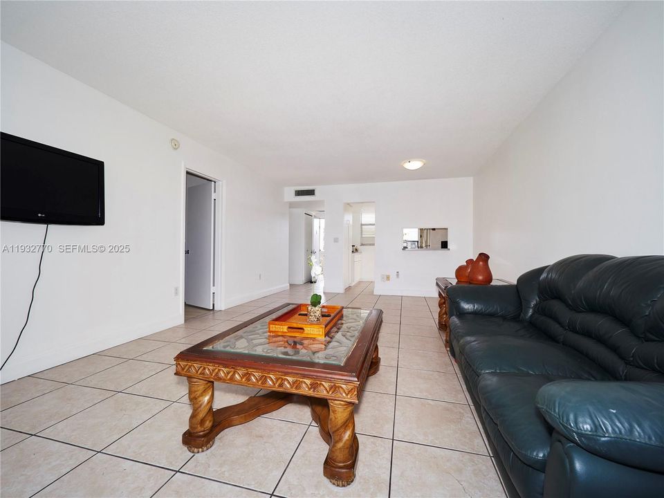 For Sale: $205,000 (1 beds, 1 baths, 768 Square Feet)