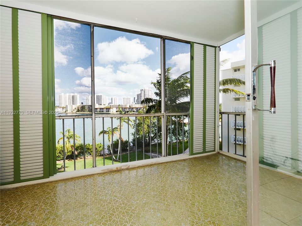 For Sale: $205,000 (1 beds, 1 baths, 768 Square Feet)