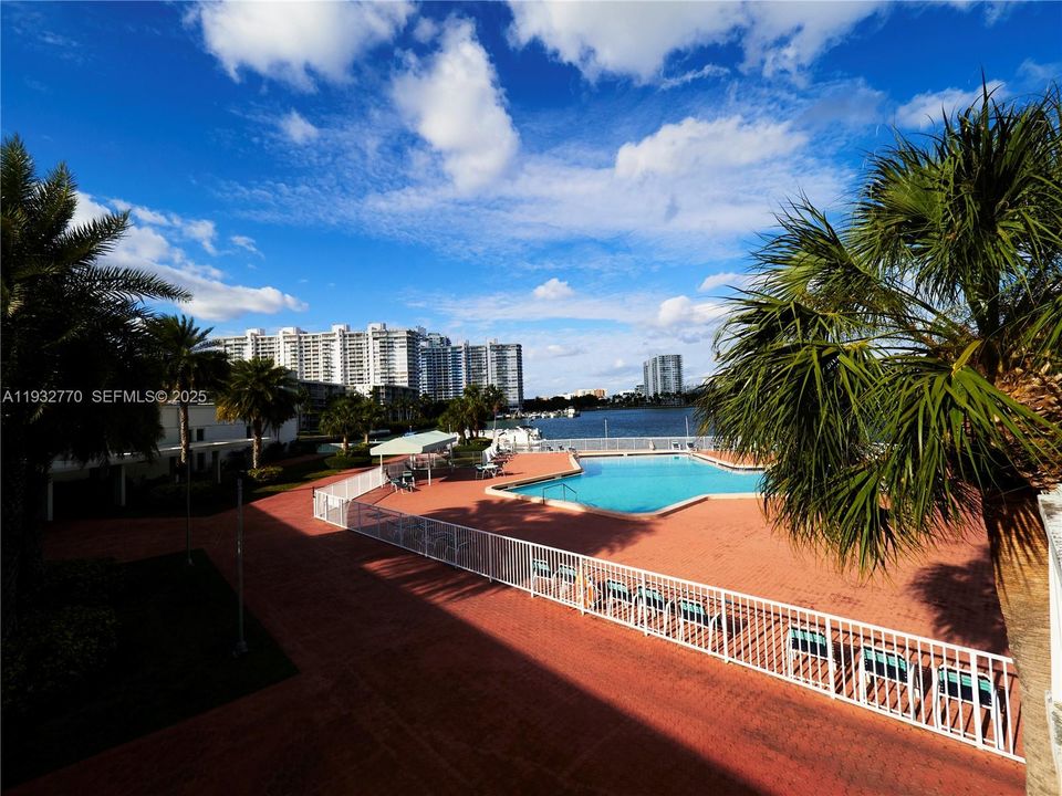 For Sale: $205,000 (1 beds, 1 baths, 768 Square Feet)