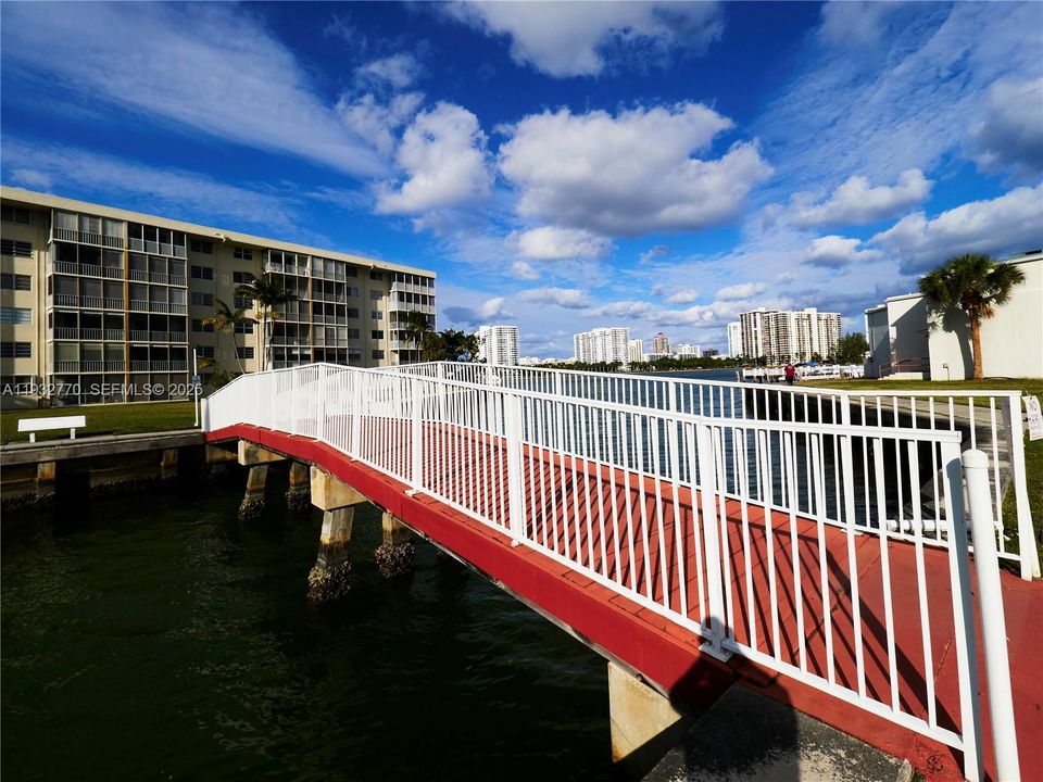 For Sale: $205,000 (1 beds, 1 baths, 768 Square Feet)