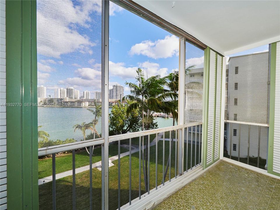 For Sale: $205,000 (1 beds, 1 baths, 768 Square Feet)