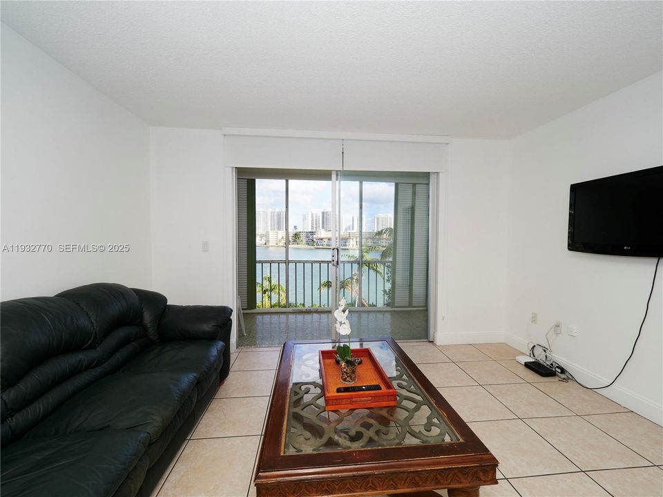 For Sale: $205,000 (1 beds, 1 baths, 768 Square Feet)