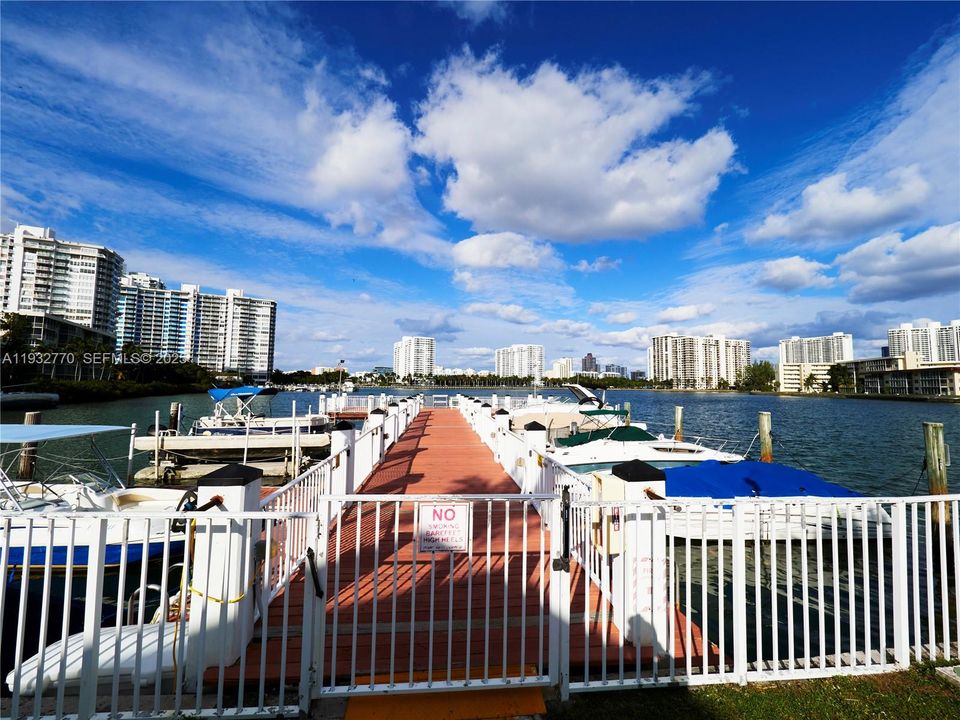 For Sale: $205,000 (1 beds, 1 baths, 768 Square Feet)