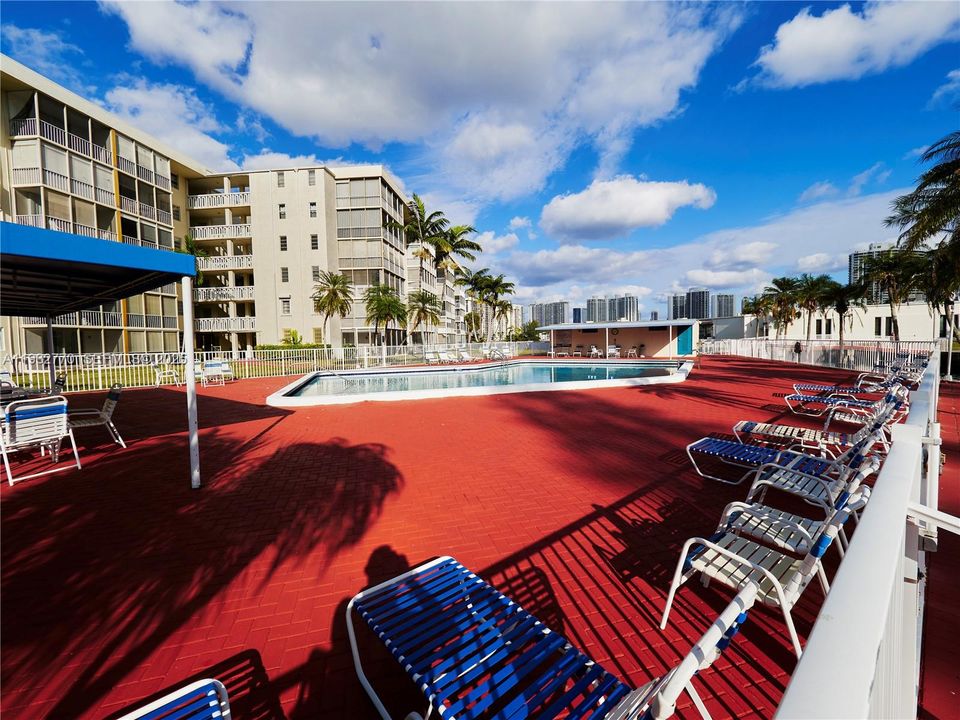 For Sale: $205,000 (1 beds, 1 baths, 768 Square Feet)