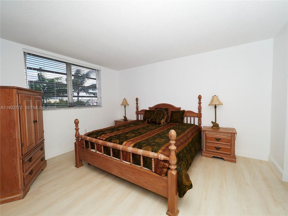For Sale: $205,000 (1 beds, 1 baths, 768 Square Feet)