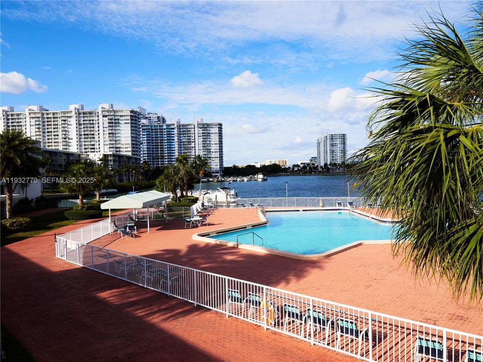 For Sale: $205,000 (1 beds, 1 baths, 768 Square Feet)