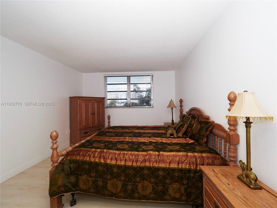For Sale: $205,000 (1 beds, 1 baths, 768 Square Feet)