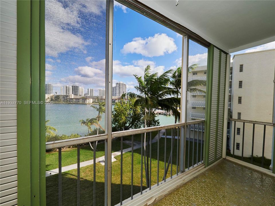 For Sale: $205,000 (1 beds, 1 baths, 768 Square Feet)