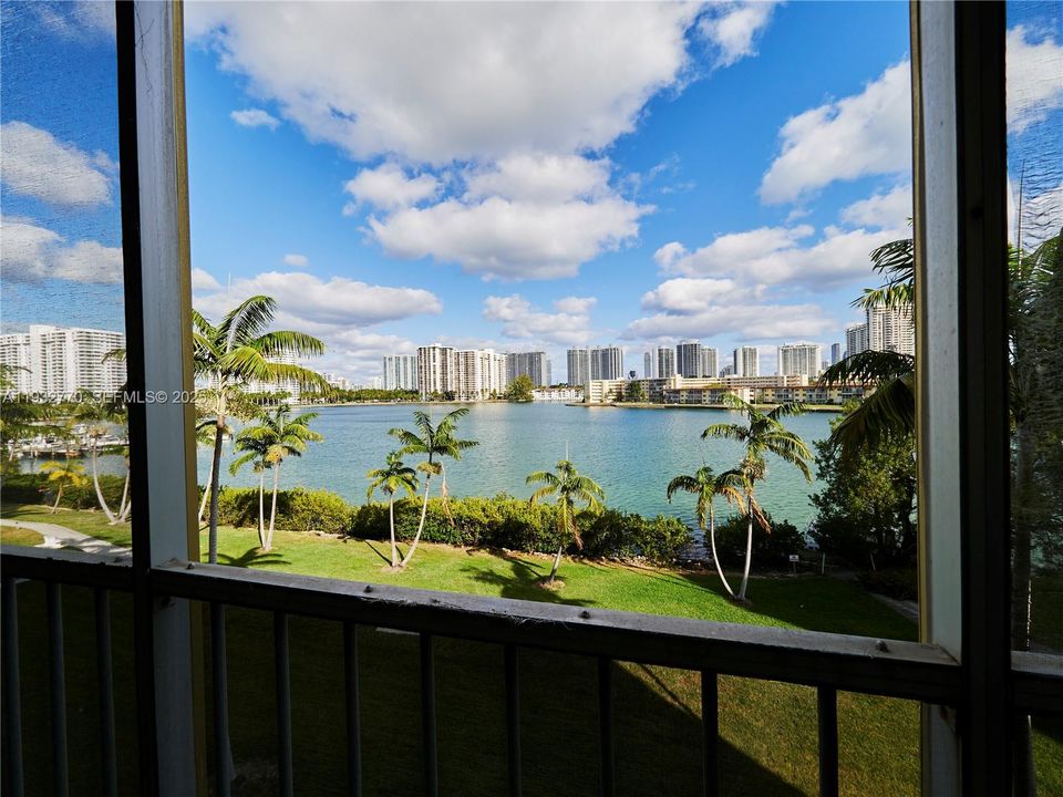 For Sale: $205,000 (1 beds, 1 baths, 768 Square Feet)