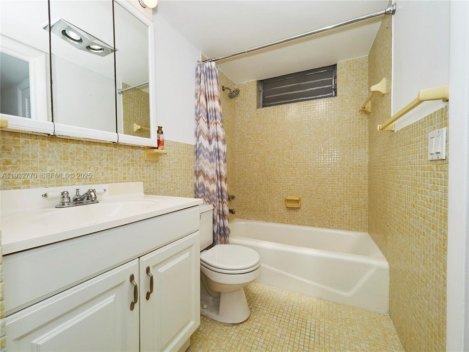 For Sale: $205,000 (1 beds, 1 baths, 768 Square Feet)