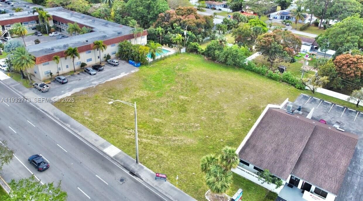 待售: $1,400,000 (0.61 acres)