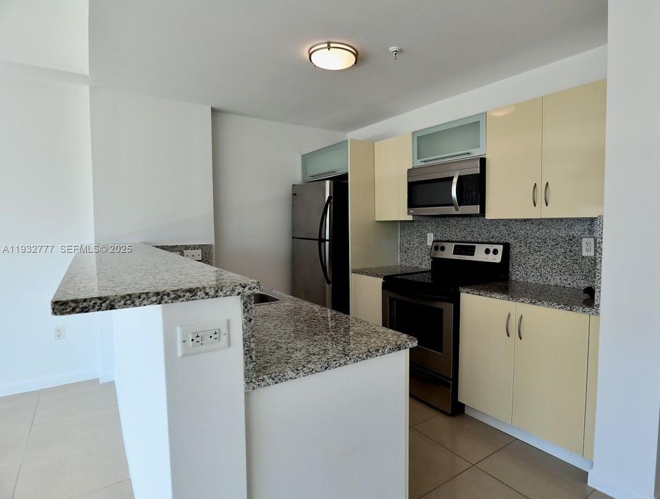 出租: $2,400 (0 贝兹, 2 浴室, 1066 平方英尺)