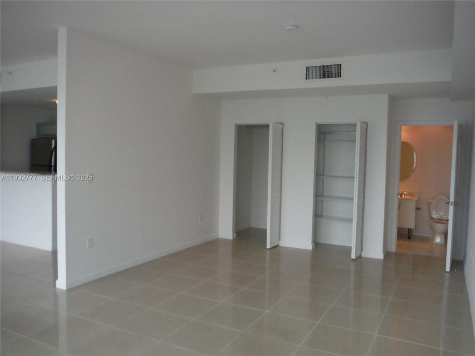 出租: $2,400 (0 贝兹, 2 浴室, 1066 平方英尺)