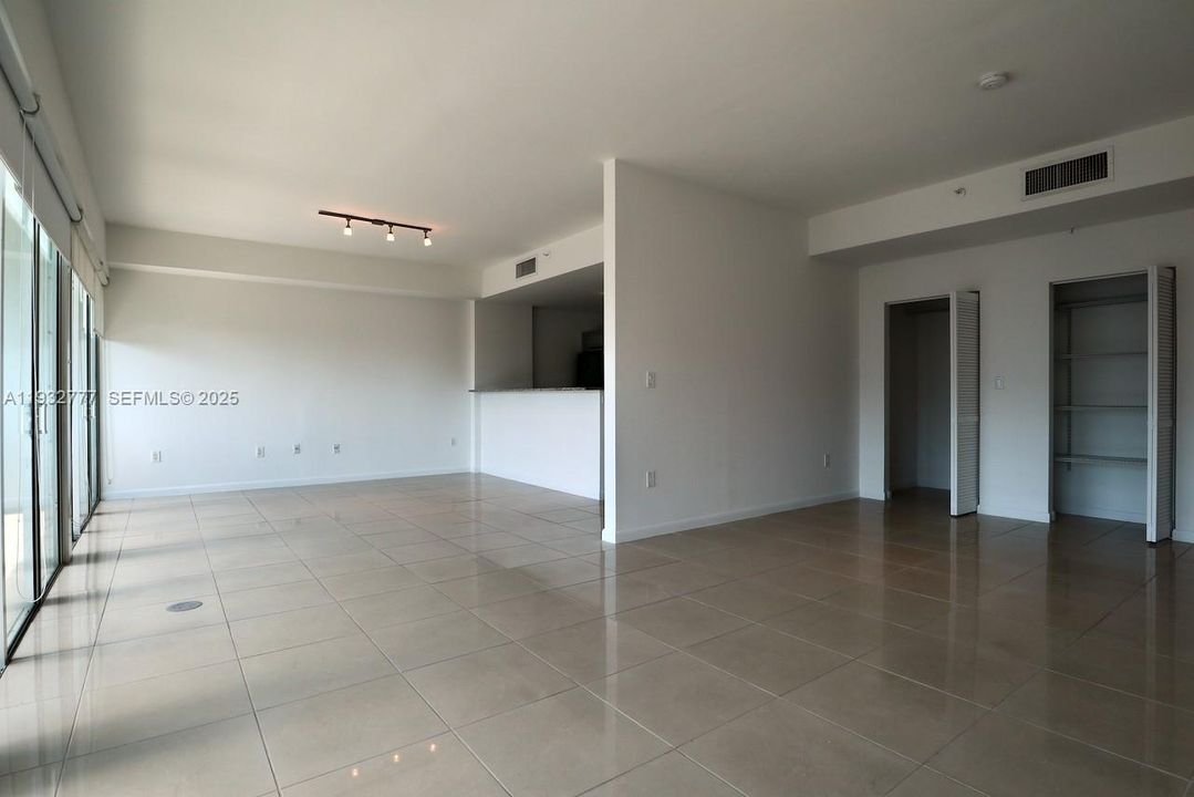 出租: $2,400 (0 贝兹, 2 浴室, 1066 平方英尺)