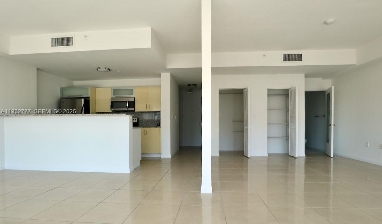 出租: $2,400 (0 贝兹, 2 浴室, 1066 平方英尺)