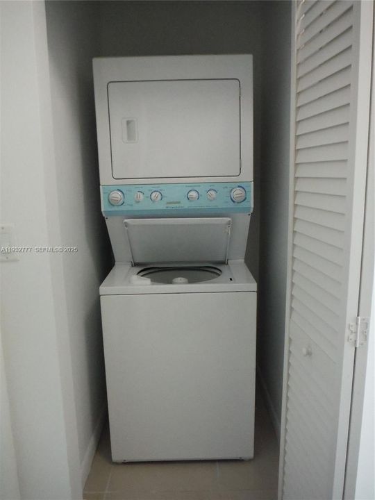 出租: $2,400 (0 贝兹, 2 浴室, 1066 平方英尺)