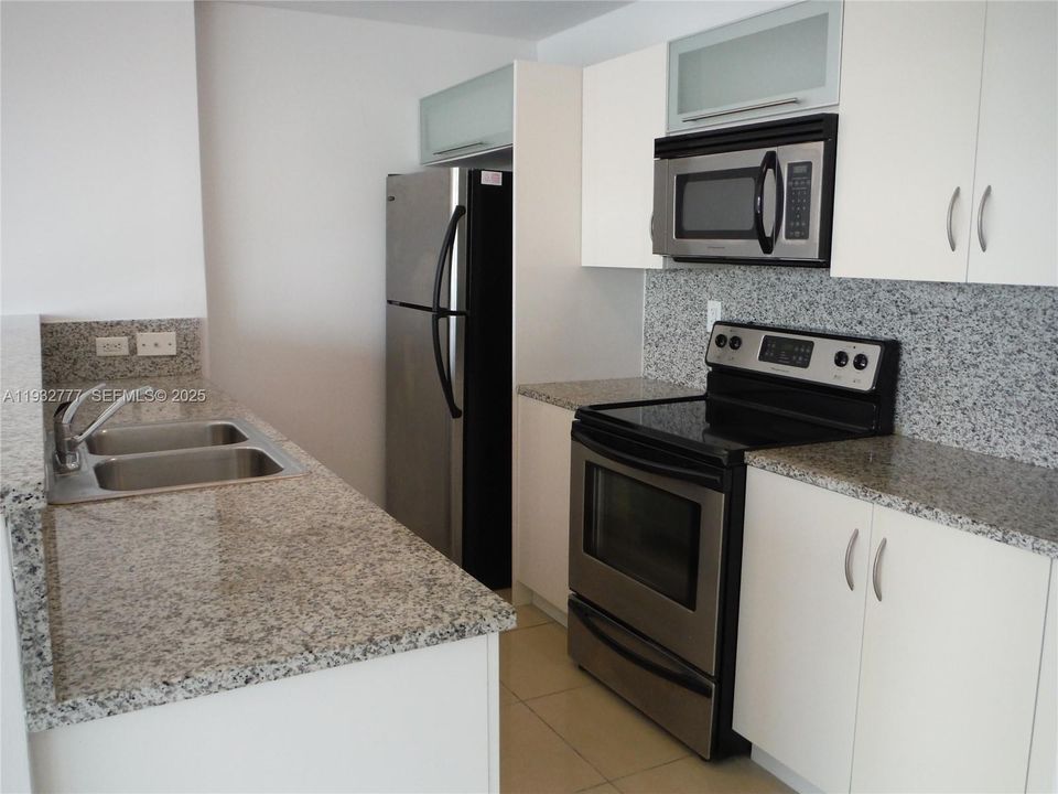 出租: $2,400 (0 贝兹, 2 浴室, 1066 平方英尺)