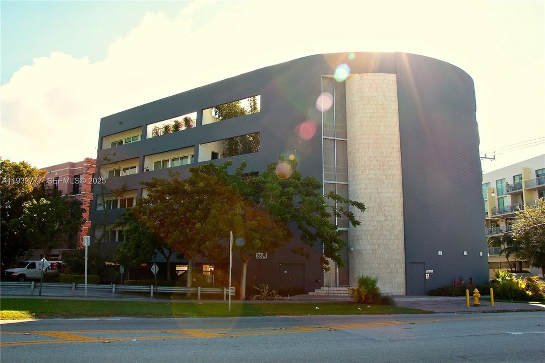 出租: $2,400 (0 贝兹, 2 浴室, 1066 平方英尺)