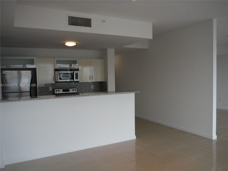 出租: $2,400 (0 贝兹, 2 浴室, 1066 平方英尺)