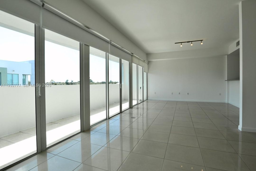 出租: $2,400 (0 贝兹, 2 浴室, 1066 平方英尺)