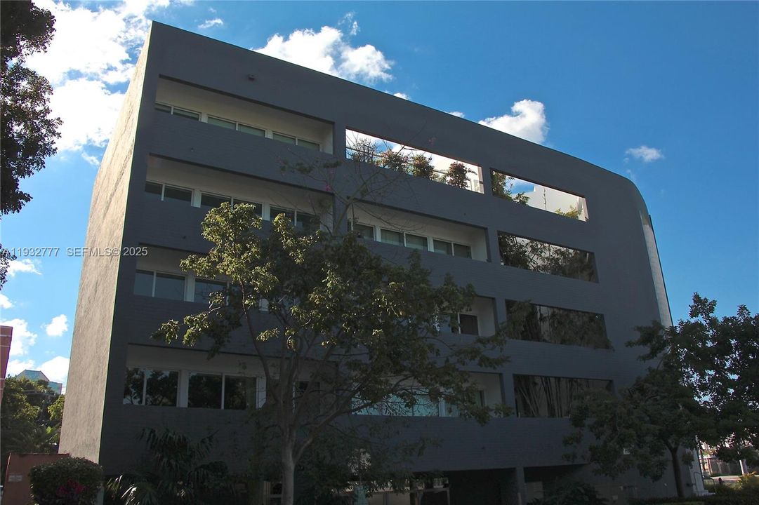 出租: $2,400 (0 贝兹, 2 浴室, 1066 平方英尺)