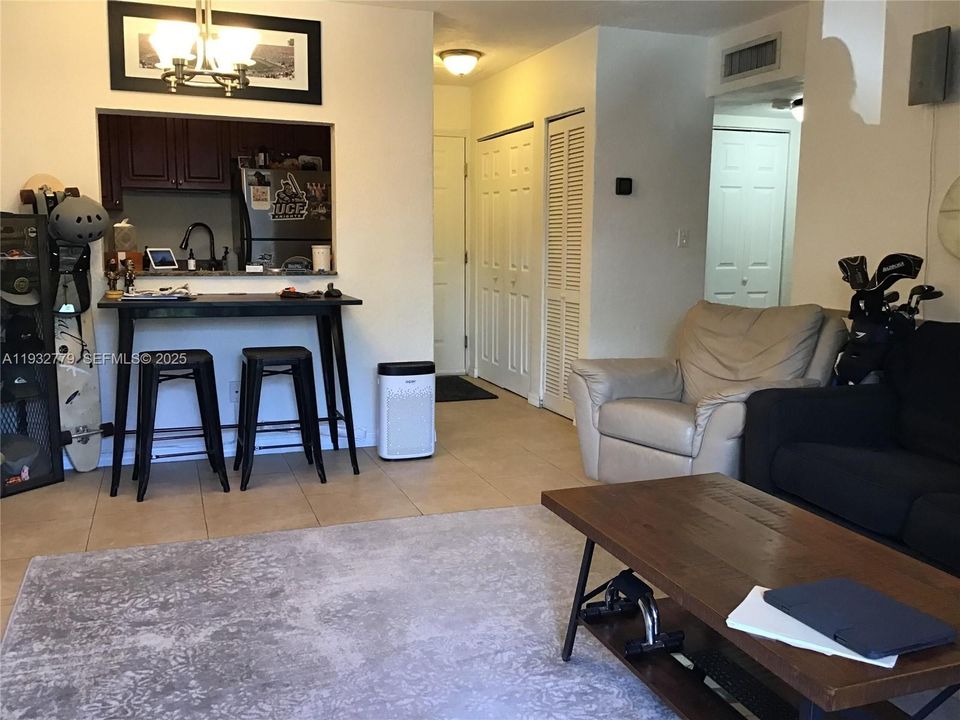 For Sale: $199,500 (1 beds, 1 baths, 575 Square Feet)