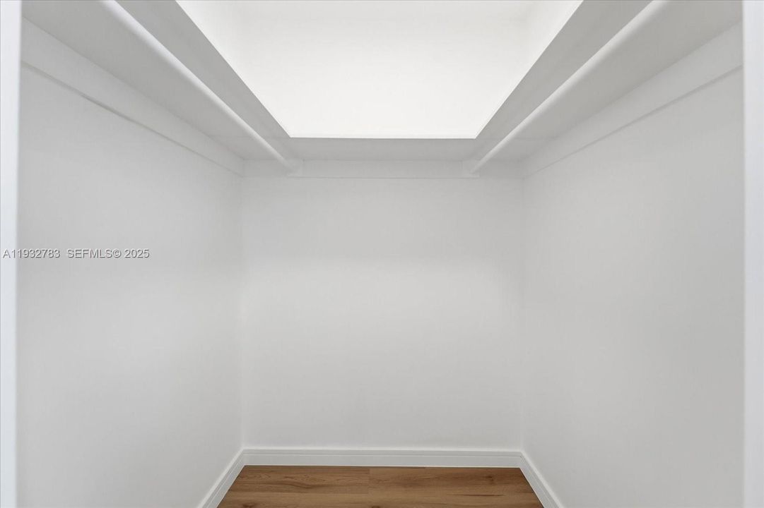 For Rent: $3,000 (0 beds, 1 baths, 543 Square Feet)