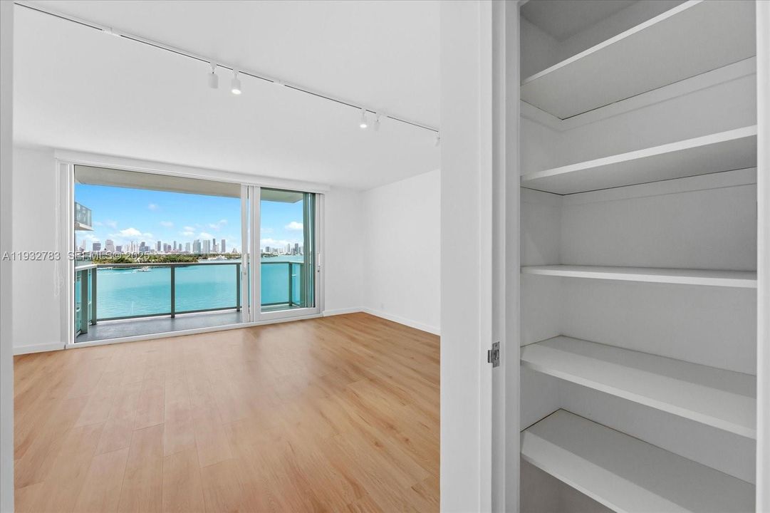 For Rent: $3,000 (0 beds, 1 baths, 543 Square Feet)