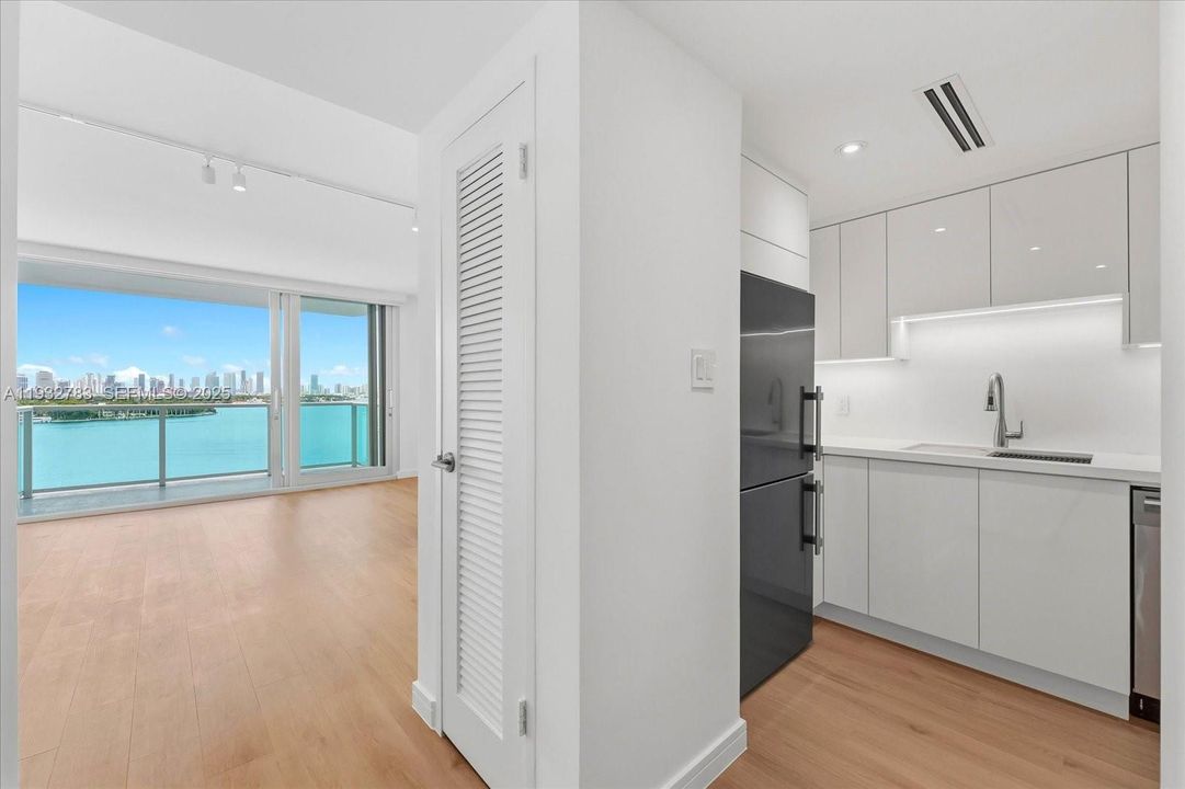 For Rent: $3,000 (0 beds, 1 baths, 543 Square Feet)