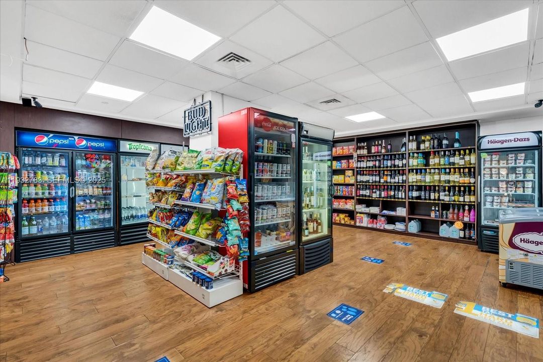 For Rent: $3,000 (0 beds, 1 baths, 543 Square Feet)