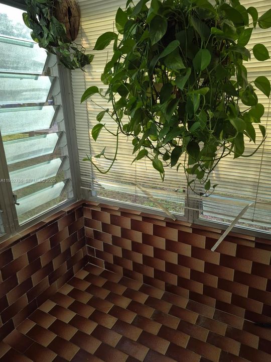 待售: $189,000 (1 贝兹, 1 浴室, 715 平方英尺)