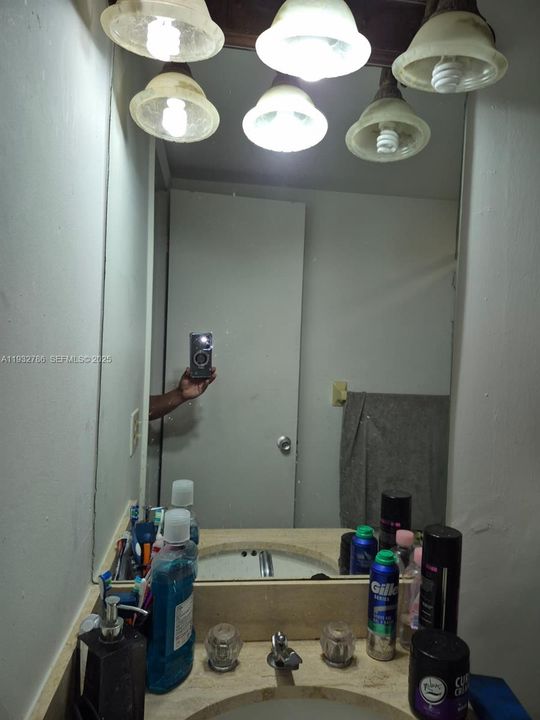 待售: $189,000 (1 贝兹, 1 浴室, 715 平方英尺)