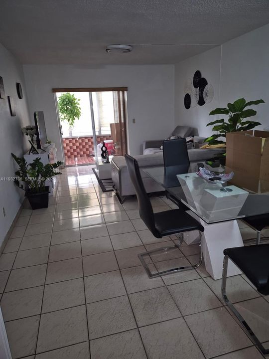 待售: $189,000 (1 贝兹, 1 浴室, 715 平方英尺)