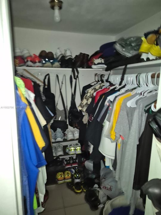 待售: $189,000 (1 贝兹, 1 浴室, 715 平方英尺)