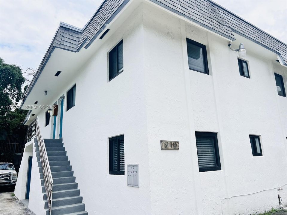 出租: $2,200 (8 贝兹, 4 浴室, 2976 平方英尺)