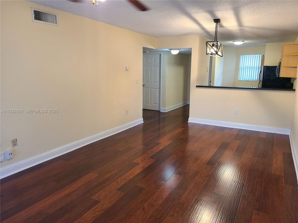 For Sale: $250,000 (2 beds, 2 baths, 986 Square Feet)