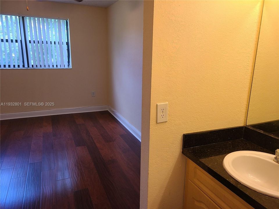For Sale: $250,000 (2 beds, 2 baths, 986 Square Feet)